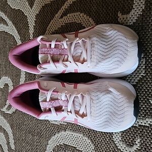 Asics running shoes size 8